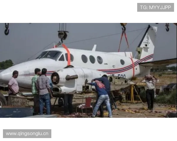 安洗莹下飞机穿得像学生，拉出行李牌那刻贫穷感直接爆表